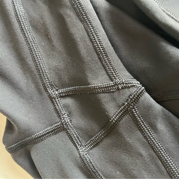 🖤 EUC Athleta Salutation Stash Capri Leggings 26" Size XXS w/ Pockets in Black - Picture 8 of 9